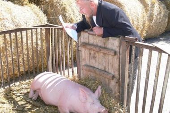 "Art-o-thlon" dalyviai gaivina kanapes ir kiaulėms veda paskaitas