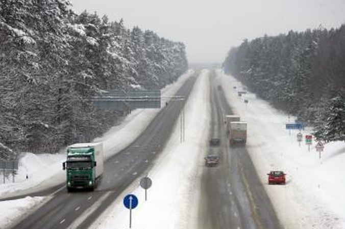 Kelių būklė: sninga, eismo sąlygos - labai sudėtingos (atnaujinta)