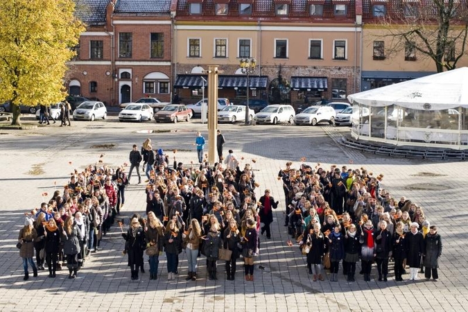 Maironio gimtadienį mokiniai paminėjo susikibę rankomis