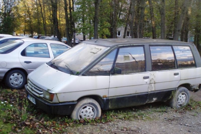 Kiemuose riogsančius senus automobilius žada išvežti už dyką