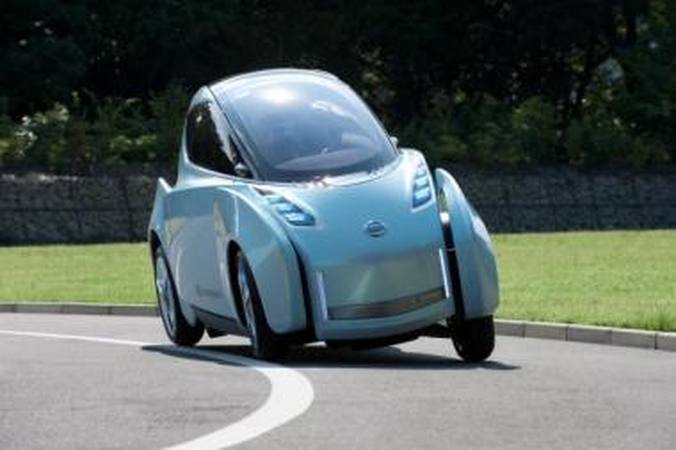 Naujas “Nissan” elektromobilis posūkyje pakrypsta į šoną