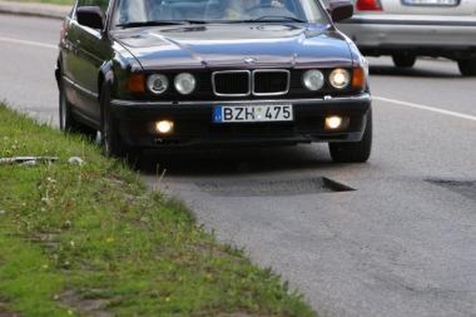 Išgremžė duobes ir neremontuoja