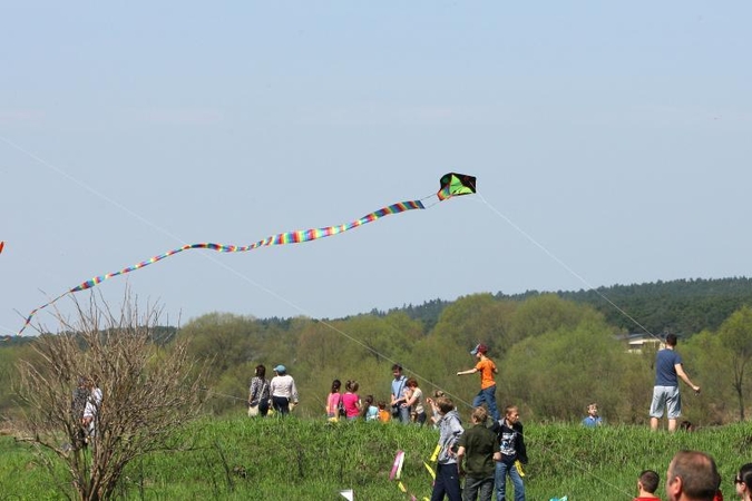 Danguje virš Zapyškio – aitvarų šokis   