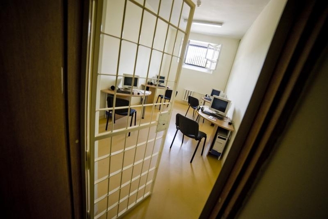 Prabanga ar būtinybė? Suimtieji nemokamai mokosi anglų kalbos