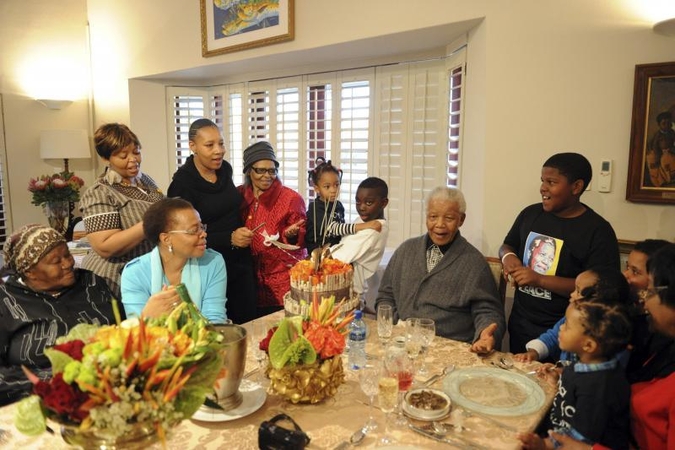 N. Mandela ligoninėje  guli jau    mėnesį