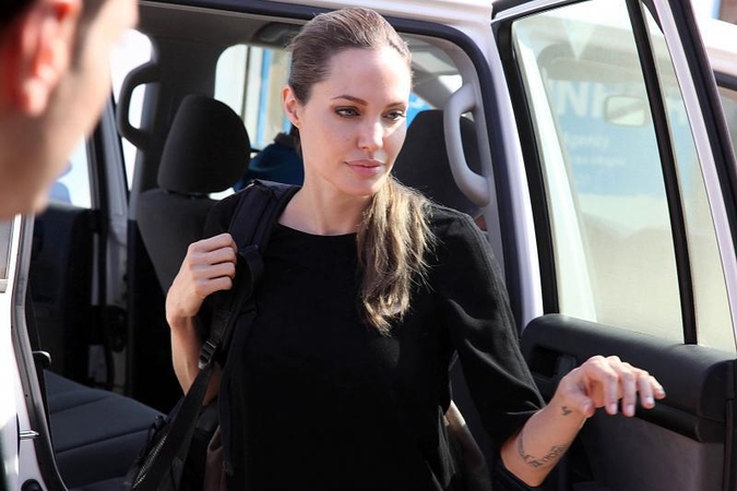 A. Jolie teta mirė nuo krūties       vėžio