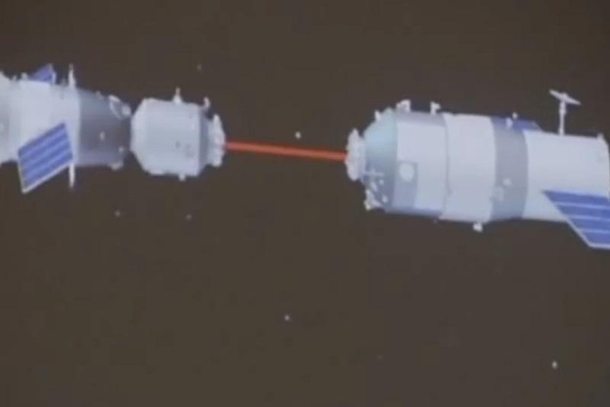 Kinijos kosminis laivas „Shenzhou 10“ sėkmingai grįžo į Žemę