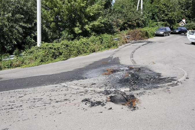 Sudegus automobiliui nėra kam sutvarkyti gatvės 