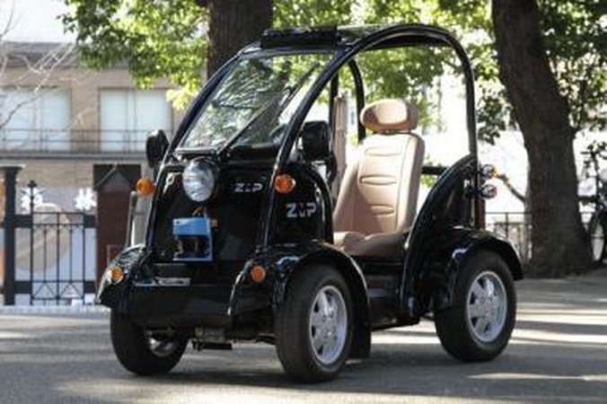 Prabangus vienvietis elektromobilis su autopilotu