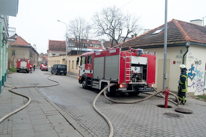 Vilniaus senamiestyje degė namas