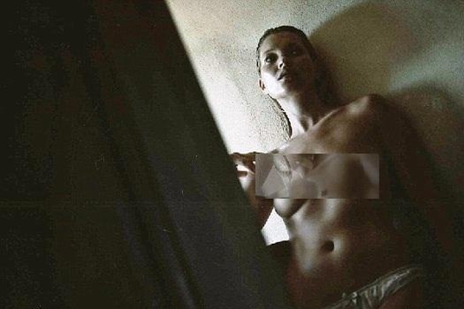 Kate Moss „Pirelli“ kalendoriuje tik su apatinėmis kelnaitėmis (foto)