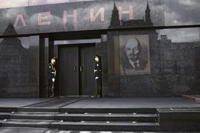 Proletariato vadas dėl krizės liko be naujo kostiumo