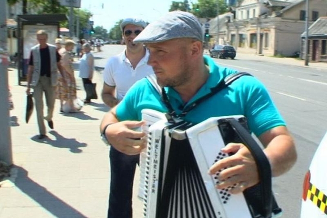 Taksistu tapęs „Išjunk šviesą“ lyderis keleivius vilioja akordeonu