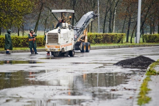 Gatvių remontas: darbininkai šaiposi ir asfaltą pila į balą