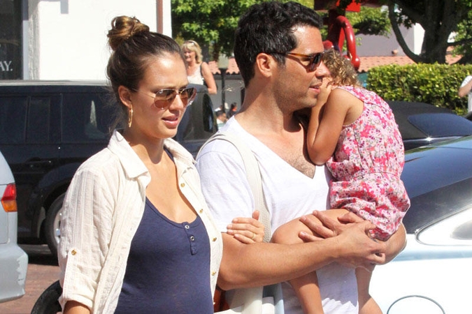 Jessica Alba pagimdė mergaitę
