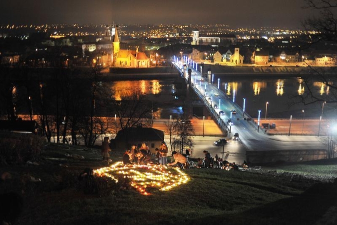 Vaikai miestui vėl dovanos šviesos paveikslą