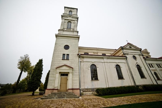 Vandalai išdaužė Raudondvario bažnyčios langus 