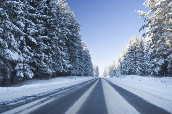 Kelių būklė: eismo sąlygos geros, kai kur keliai - apledėję