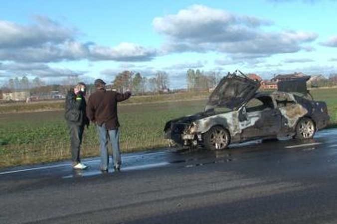 Pakeliui iš Palangos sudegė mersedesas