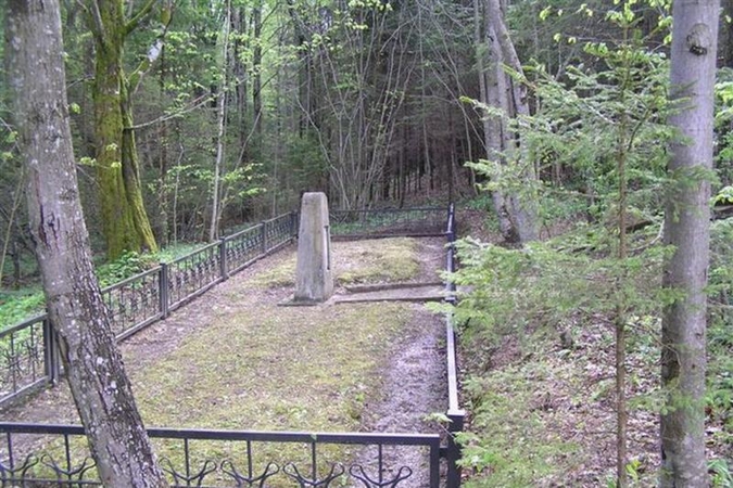 Klaipėdos rajone suniokota žydų žudynių memorialo tvora