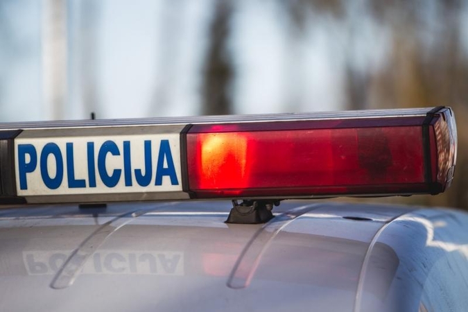 Du neblaivūs užsieniečiai bandė papirkti policininkus