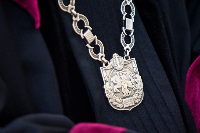 Girtų vairuotojų pasigailėjusi teisėja turės nusivilkti mantiją