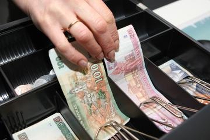 Pardavėja su draugu inscenizavo parduotuvės apiplėšimą