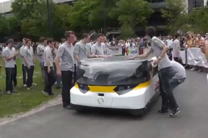 Saulės baterijomis varomas automobilis - ne vienam, o visai šeimai