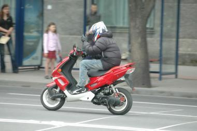 Uostamiestyje „pirkėjas“ pavogė motorolerį