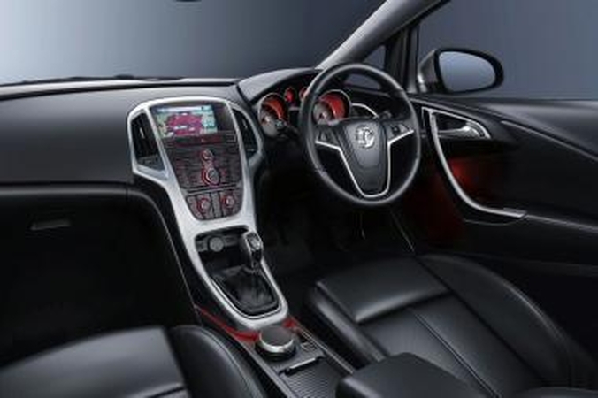 Pasirodė atnaujinto „Opel Astra“ salono nuotraukos