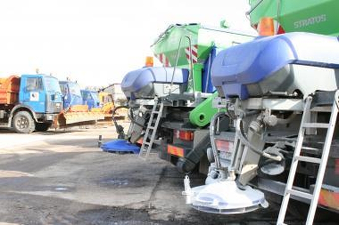 Saulėtą dieną Klaipėdos  kelininkai barstė druską