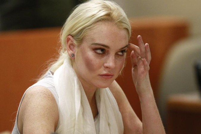 Apsiverkusi L.Lohan išvesta iš teismo su antrankiais (foto)