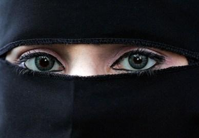 Prancūzijoje panaikinta paskutinė kliūtis įsigalioti draudimui viešumoje būti su burka