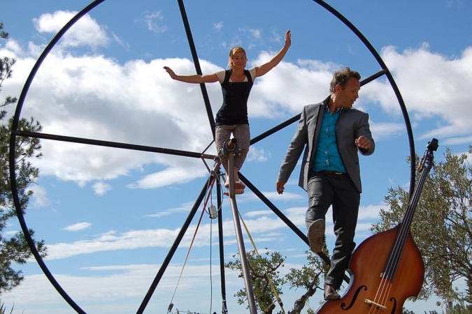 Gatvės cirko festivalio metu – triukai beveik dešimties metrų aukštyje