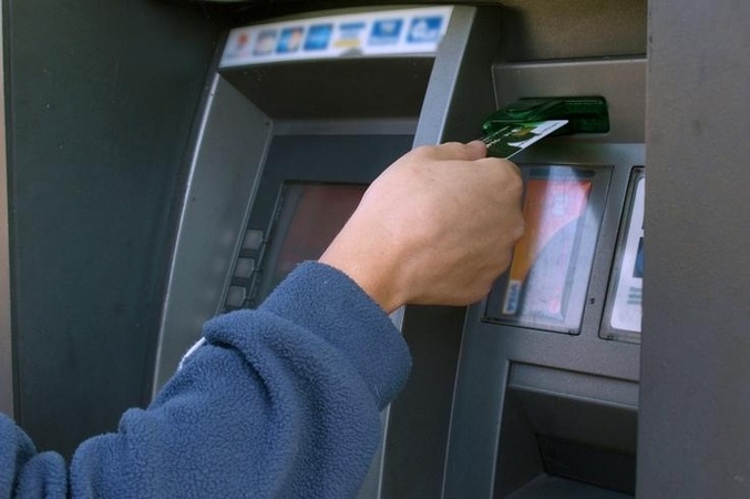 FNTT pareigūnu apsimetusiam sukčiui moteris išplepėjo banko duomenis