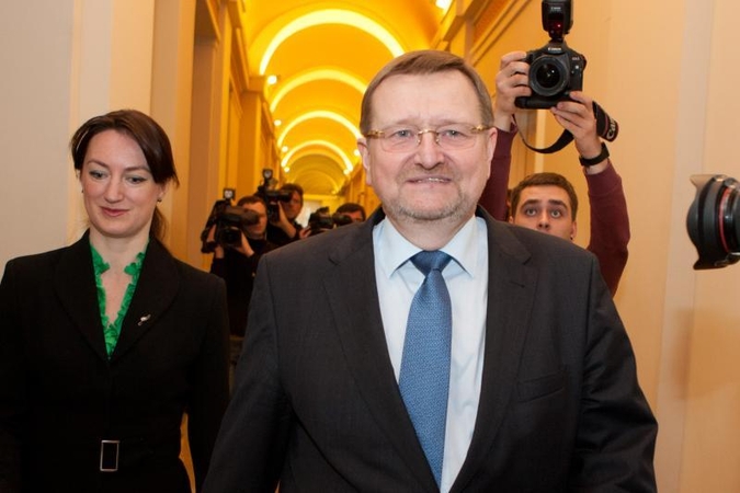 Vyriausybė prieš antstolių skaičiaus neribojimą