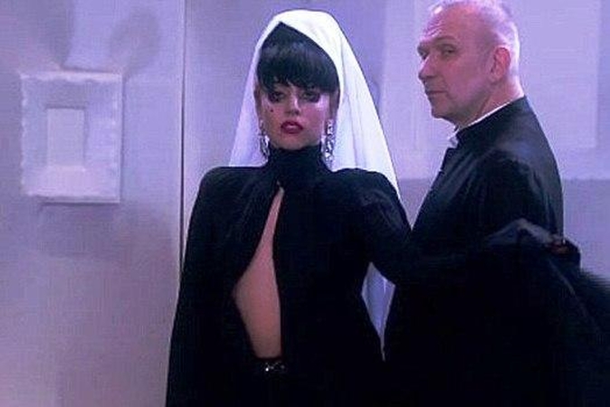 Lady Gaga įlindo į vienuolės drabužius