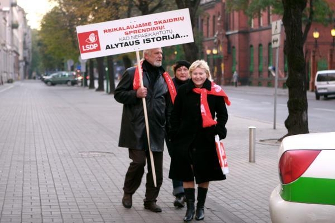 Piketuotojai pričiupo į darbą vėlavusį savivaldybės vadovą
