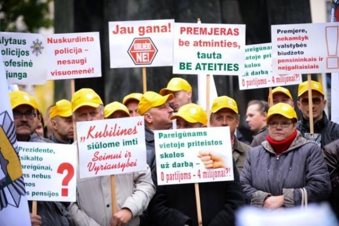 Pareigūnai nutraukia bado akciją prie Seimo