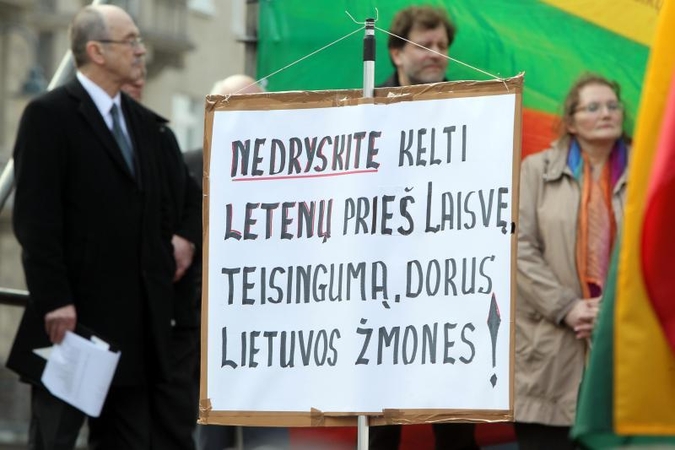 Teismas nutraukė bylą mitingą organizavusiems visuomenininkams