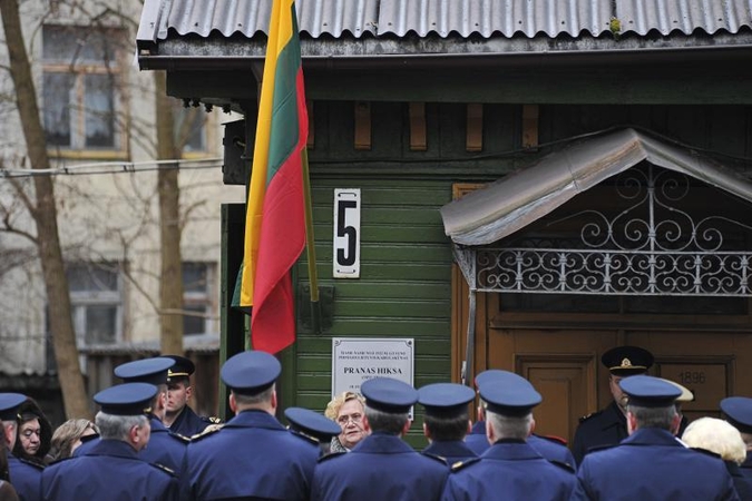Atidengta atminimo lenta lakūnui P.Hiksai