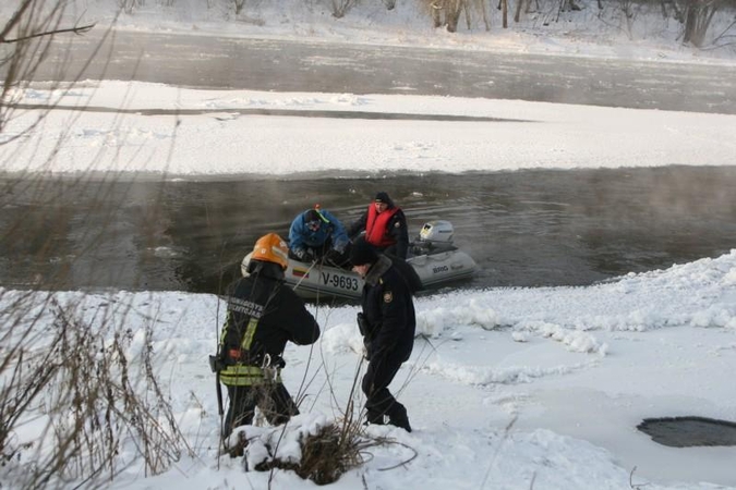 Į Nerį ties Liubarto tiltu nuo krantinės nuslydo vaikinas
