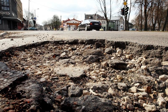 Kauno gatvių duobės lopomos valdininkų popieriuose