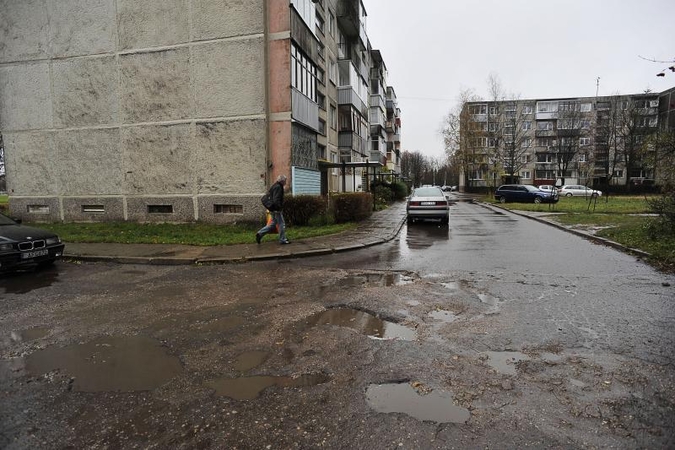 Duobėti daugiabučių kiemai kenčia ir nuo sunkiasvorių automobilių