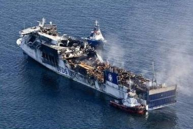Keltas „Lisco Gloria“ vis dar plūduriuoja gaisro vietoje