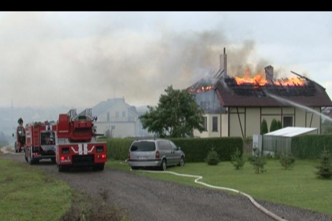 Tauralaukyje dėl žaibo sudegė gyvenamasis namas (papildyta foto)