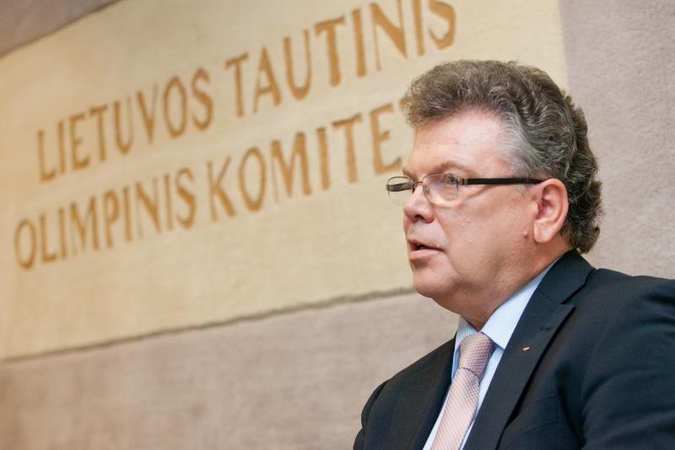 A. Poviliūno pajamos: 39 tūkst. Lt premija, 24 tūkst. Lt atostoginių