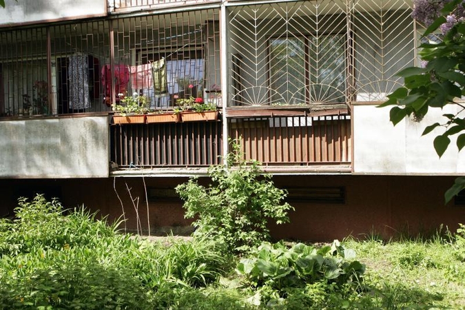 Kaune vyras pasikorė ant daugiabučio balkono