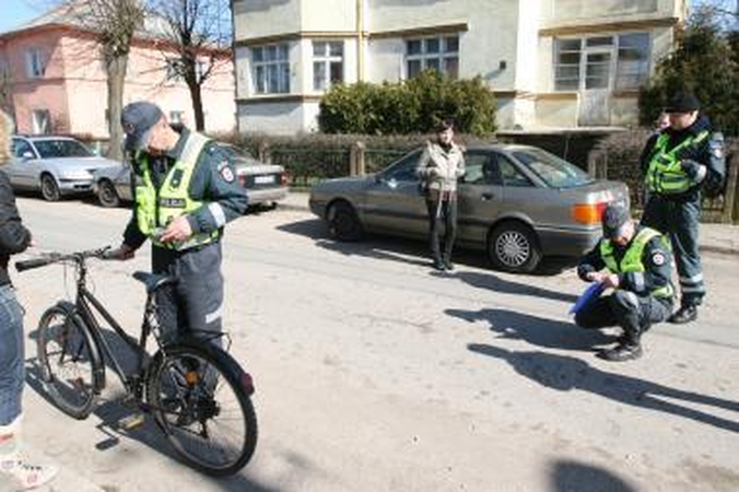 Uostamiestyje partrenkta mažametė dviratininkė