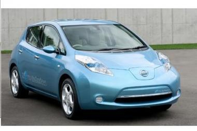 „Nissan“ pristatė serijinį elektromobilį